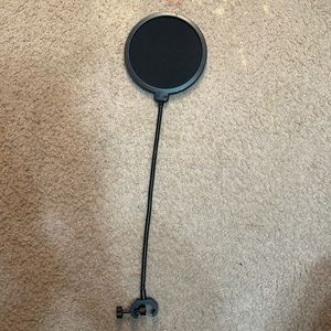 Microphone pop filter